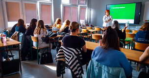 prelegentka oraz sala pełna studentów