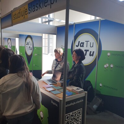 dr Majorek-Gdula i dr Dubiel przy stoisku, w trakcie rozmowy ze studentami.