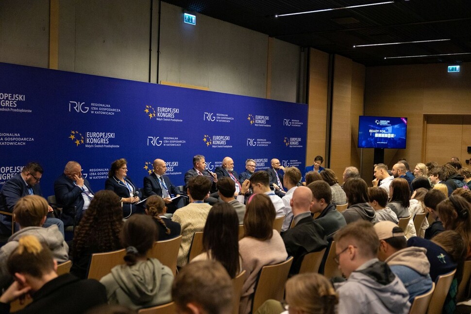 zdjęcie uczestników podczas jednego z paneli kongresu