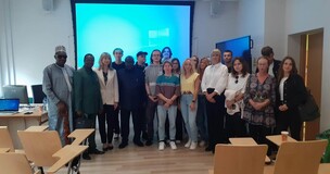 zdjęcie studentów z zagranicznymi gośćmi