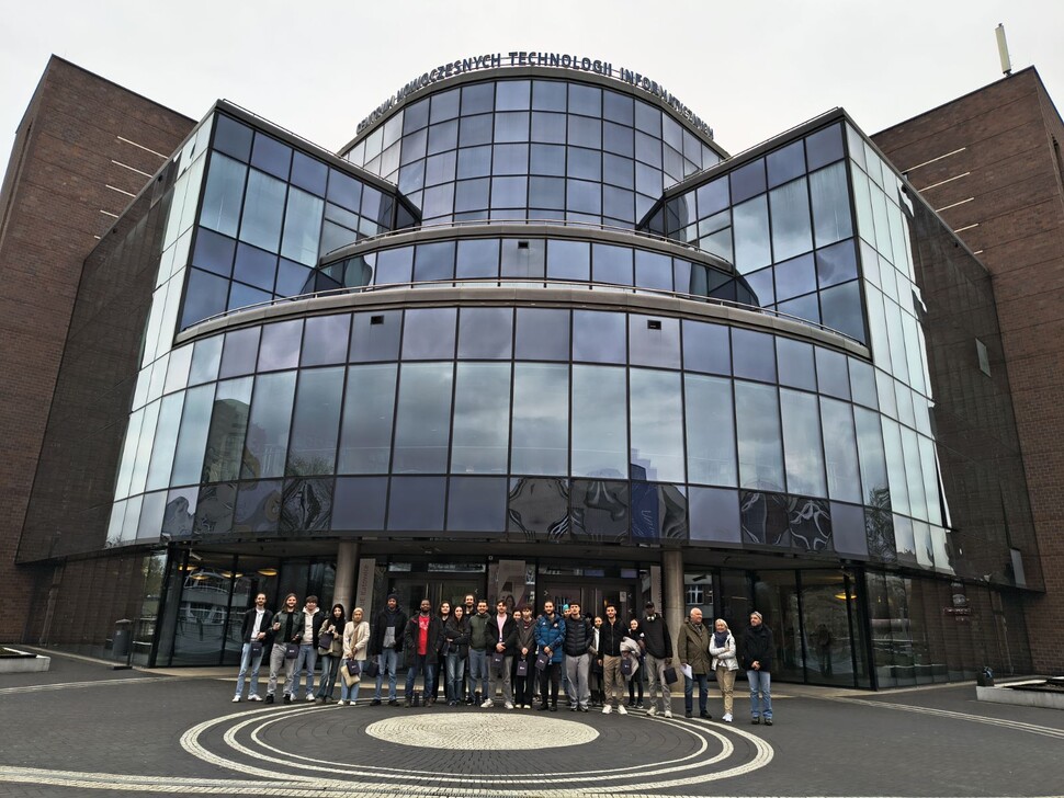 Zdjęcie grupowe przed budynkiem CNTI.