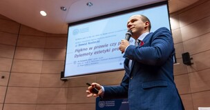 dyrektor NAWA, w tle prezentacja