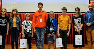 Finał letniej edycji programów edukacyjnych dla dzieci - zdjęcie grupowe w Auli