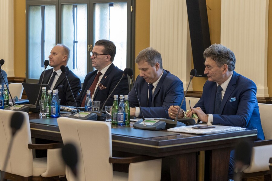zdjęcie wykonane podczas spotkania, przedstawia jego uczestników