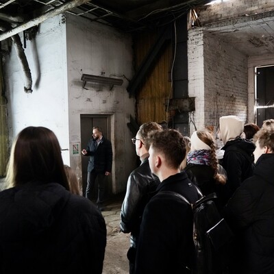 Studenci słuchający prowadzącego