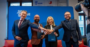 zdjęcie grupowe przedstawicieli podpisujący umowę