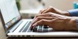 Obrazek przedstawia dłonie piszące na klawiaturze laptopa