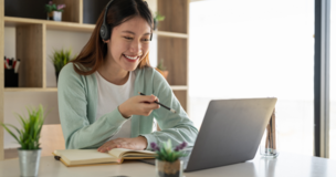 dziewczyna siedząca przed laptopem