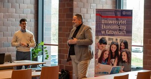 prof. Walasik witający uczestników