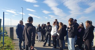 studenci podczas zajęć przy zbiorniku