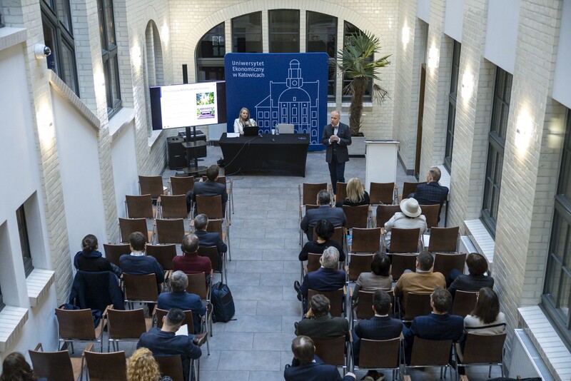 zdjęcie z lotu ptaka, prowadzący oraz uczestnicy kolokwium