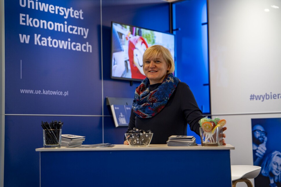 przedstawicielka Działu Rekrutacji na stoisku promocyjnym UE Katowice na Śląskim Salonie Maturzystów 2024