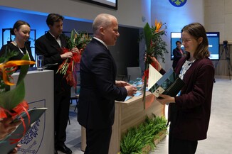Prorektor ds. Kształcenia i Współpracy Międzynarodowej prof. dr hab. Wojciech Dyduch wręczający wyróżnienia