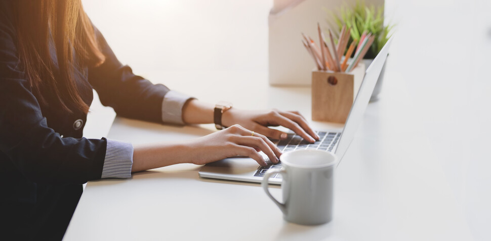 obrazek przedstawia osobę pracująca przed laptopem.