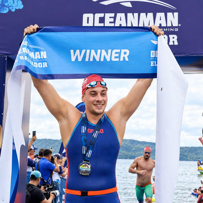 Zdjęcie Michała Tomaszowskiego z szarfą z napisem "winner"