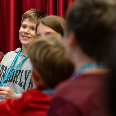 Zdjęcia przedstawiają inaugurację XXXV edycji Ekonomicznego Uniwersytetu Dziecięcego w Katowicach, w której uczestniczyło prawie 150 młodych studentów. Fotografie dokumentują uroczyste rozpoczęcie programu oraz pierwsze zajęcia ekonomiczne dla dzieci. 