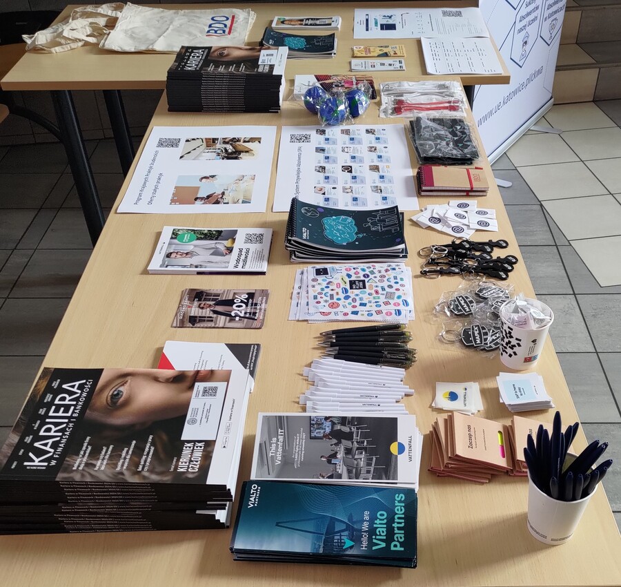 fotografia prezentująca stoisko informacyjne Centrum Karier i Współpracy z Absolwentami