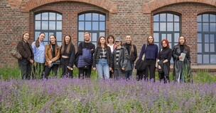 zdjęcie grupowe studentów wyjścia