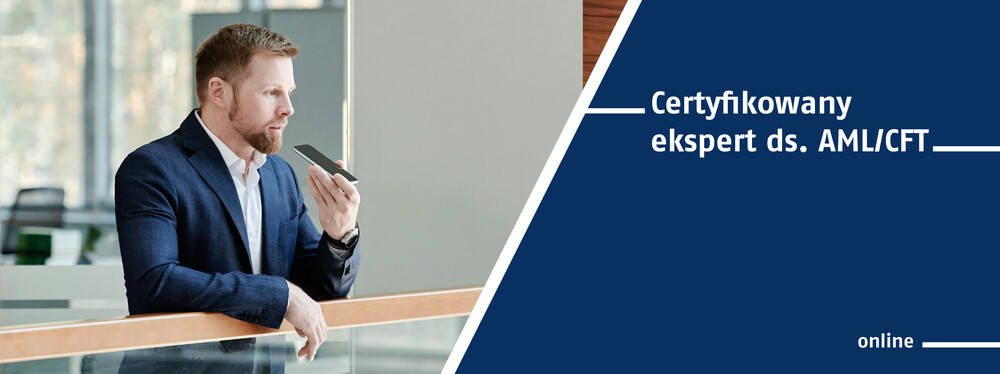 Biznesman elegancko ubrany stojący przy balustradzie w nowoczesnym budynku, rozmawiający przez telefon.