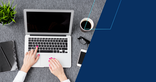 Widok z góry na laptopa stojącego na szarej powierzchni. Osoba z pomalowanymi na różowo paznokciami pisze na klawiaturze. Obok znajdują się notes z długopisem, filiżanka kawy, okulary, smartfon oraz doniczka z zieloną rośliną. Prawą część obrazu wypełnia granatowe tło z geometrycznym elementem.