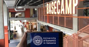 telefon wyświetlający logo UE Katowice