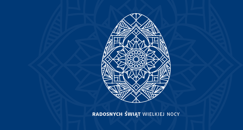 Grafika wielkanocna utrzymana w eleganckiej, granatowo-białej kolorystyce. W centralnej części znajduje się stylizowane jajko wypełnione misternym, symetrycznym wzorem inspirowanym motywami ludowymi i geometrycznymi mandalami. W tle widoczny jest delikatnie zarysowany powiększony ornament, a pod pisanką umieszczono życzenia: „Radosnych Świąt Wielkiej Nocy”. 