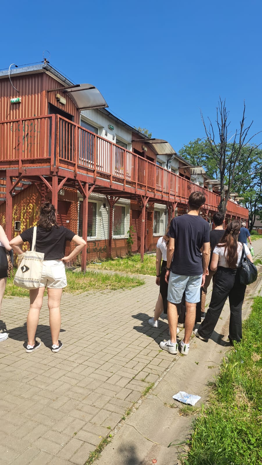 studenci podczas spaceru miejskiego odwiedzający wybrane mieszkania komunalne