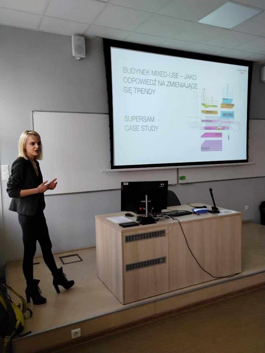 Pani Magdalena Mikula prezentuje idee projektu mixed-use na przykładzie Supersama