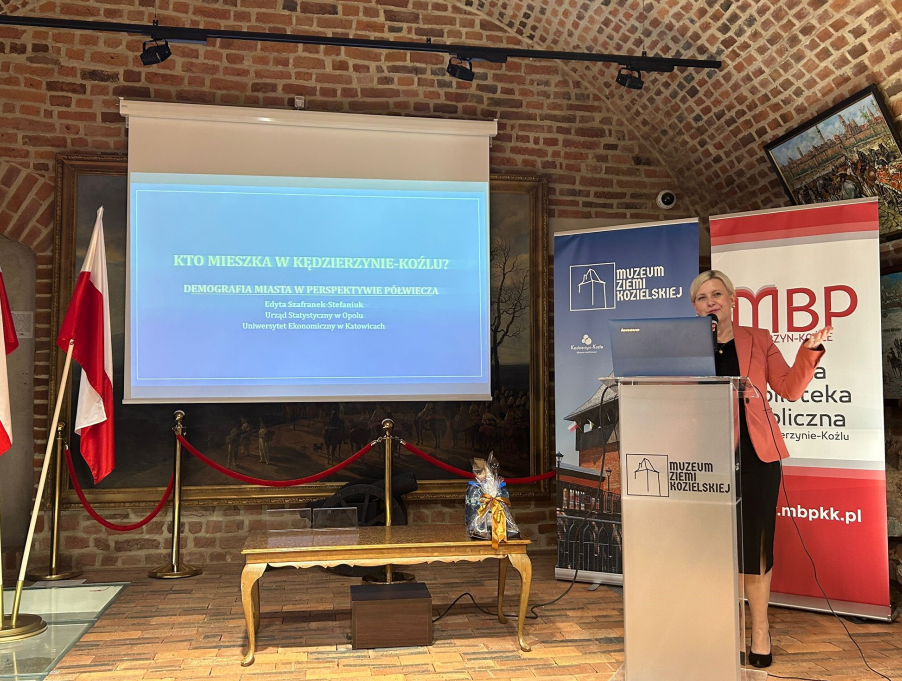 Prof. Szafranek-Stefaniuk wygłaszająca referat.