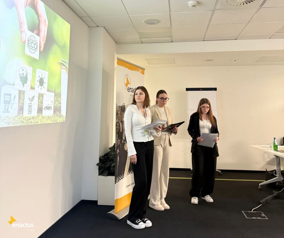 Studenci prezentujący swój projekt.