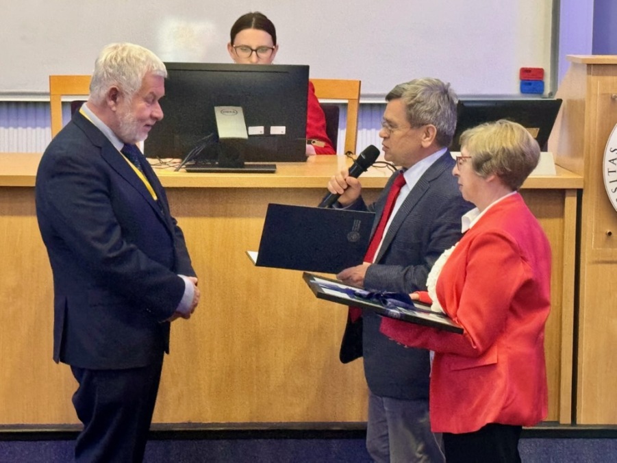 Prof. Eugeniusz Gatnar i prof. Grażyna Trzpiot wraz z Jubilatem prof. Krzysztofem Jajugą