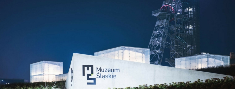Teren Muzeum Śląskiego nocą - wieża widokowa i szklane bryły