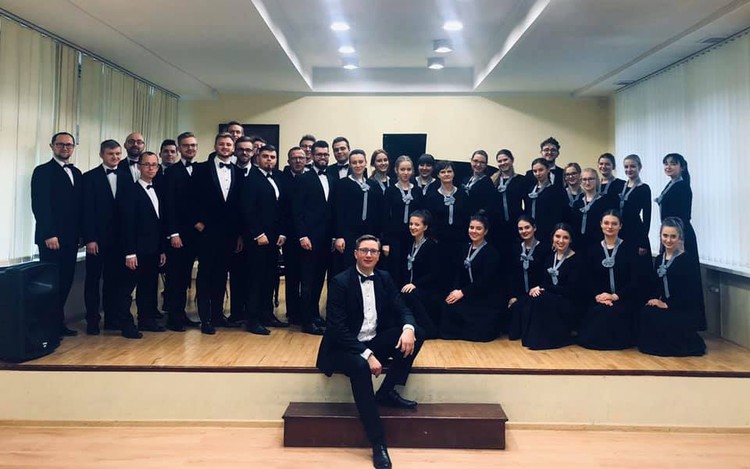 Obrazek przedstawia członków Chóru Uniwersyteckiego.