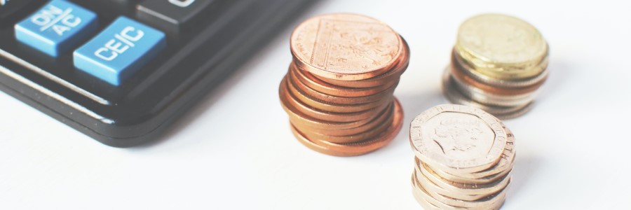 pieniądze obok kalkulatora