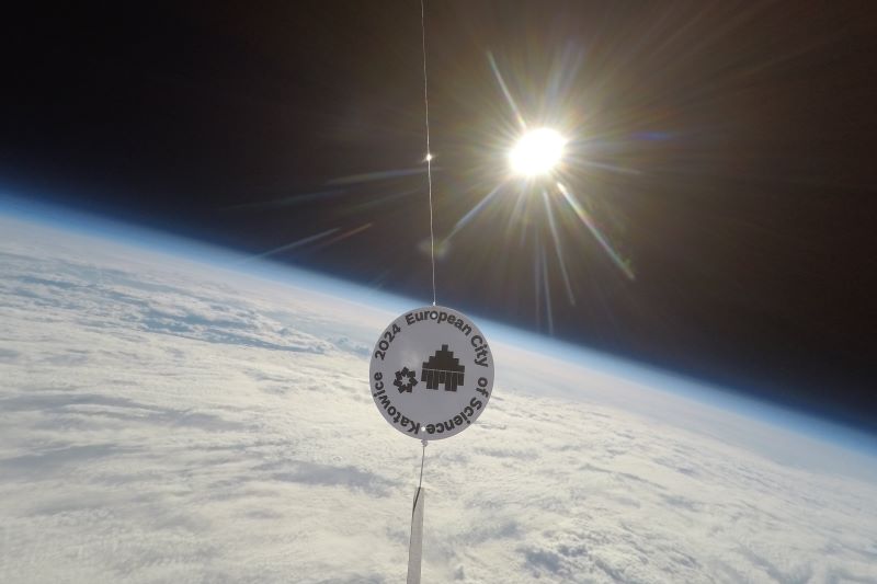 naklejka EMNK w stratosferze