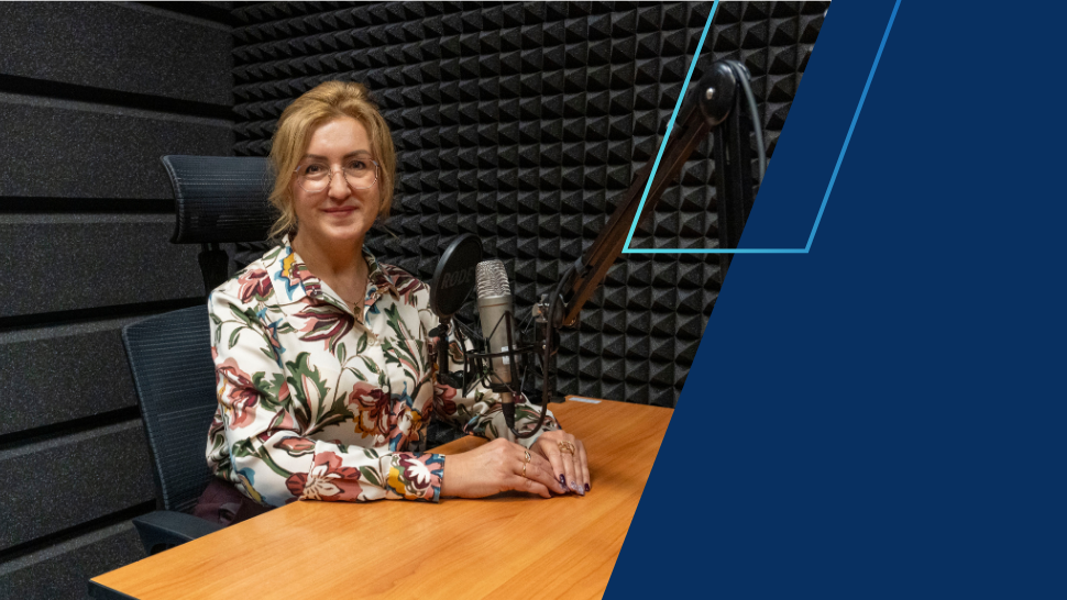  dr hab. Małgorzata Kieżel, prof. UE przed mikrofonem 
