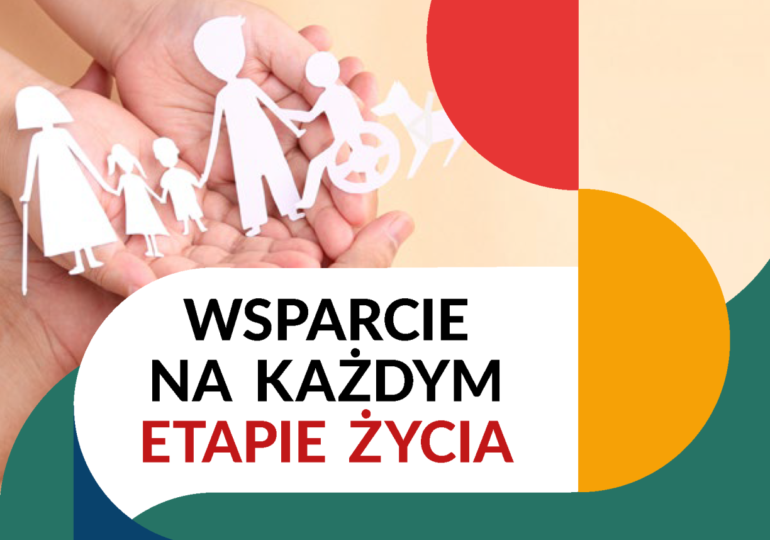 Czarno czerwony tytuł: Wsparcie na każdym etapie życia. Powyżej dłonie z wycinanką przedstawiającą osoby w różnym wieku i z różnym rodzajem niepełnosprawności